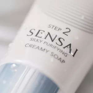 SENSAI Creamy Soap 管身与表面水滴特写