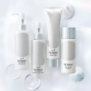 白色平面上呈现四款 Sensai Silky Purifying 清洁产品，旁边展示各产品质地