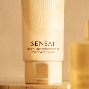 Close-up of the nourishing conditioner tube, focusing on the cap and label text