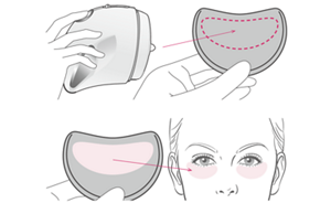 Illustration montrant le  Diffuseur De Masque Voile sprayant le voile sur la face creusée de l'applicateur pour l'appliquer ensuite sous les yeux.