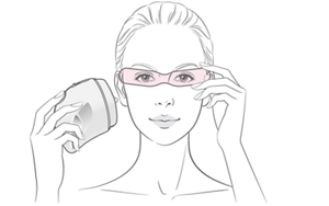 Illustration montrant comment appliquer le produit. Le modèle prend le diffuseur dans une main et un protecteur oculaire dans l'autre pour protéger les yeux.