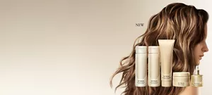 Prodotti Sensai per la cura dei capelli davanti ai lunghi capelli ondulati e lucenti di una modella