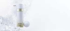 Micro Mousse Treatment circondato da bolle scintillanti su sfondo bianco