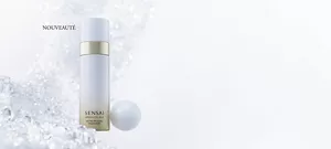 Soin Micro Mousse au milieu de bulles scintillantes sur un fond blanc