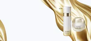 Micro Mousse Treatment och Total Form Expert Cream visas framför en glänsande gulddrapering