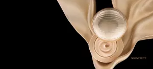 Pot ouvert d’Ultimate Le Fond de Teint avec fond de teint soyeux tournoyant sur un fond doré drapé