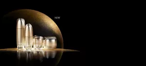 ULTIMATE LINE auf einer reflektierenden schwarzen Oberfläche vor einem glitzernden goldenen, halbrunden Hintergrund.