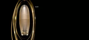 Eleganter goldener Flakon umgeben von einem luxuriösen goldenen Wirbel