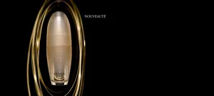 Flacon doré élégant entouré d’un luxueux tourbillon doré
