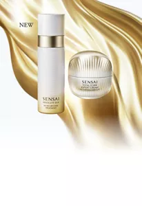 Micro Mousse Treatment och Total Form Expert Cream visas framför en glänsande gulddrapering