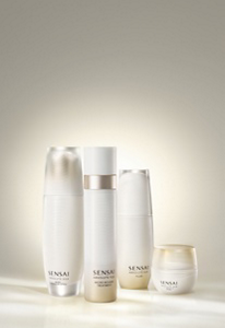 Prodotti Absolute Silk esposti su sfondo bianco.