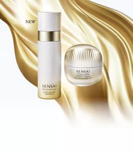 Micro Mousse Treatment och Total Form Expert Cream visas framför en glänsande gulddrapering