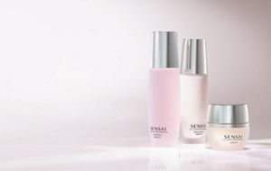 Cellular Performance Produkte vor einem hellrosa Hintergrund.