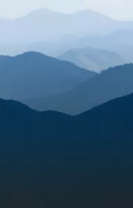 Plan large de montagnes sublimes qui se détachent avec leurs crêtes.