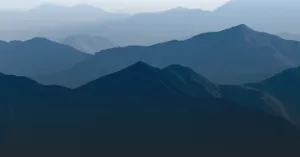 Plan large de montagnes sublimes qui se détachent avec leurs crêtes.