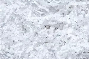 Gros plan d’une multitude de copeaux blancs identifiés comme matériaux non recyclables.