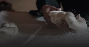 Gros plan d’une magnifique pelote de soie tenue délicatement par des mains.