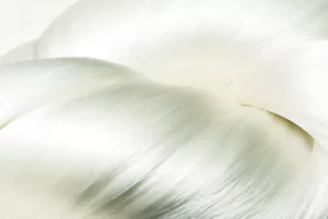 In der Mitte zusammenlaufende glänzende Seidenfäden