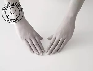 To hender med håndflatene ned, klare til å starte en hudpleierutine