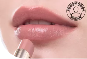 Nærbilde av lepper med Moisture Intense Lipstick i nyansen MI01 Calm Beige