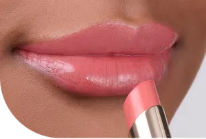 Primer plano de unos labios con Moisture Intense Lipstick en el tono MI02 Peach Beige