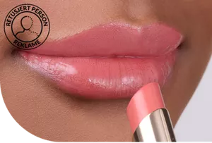 Nærbilde av lepper med Moisture Intense Lipstick i nyansen MI02 Peach Beige