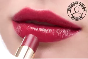 Nærbilde av lepper med Moisture Intense Lipstick i nyansen MI03 Burgundy Res