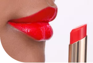 Primer plano de unos labios con Moisture Intense Lipstick en el tono MI04 Tomato Red