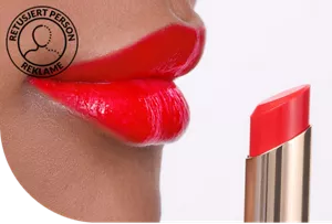 Nærbilde av lepper med Moisture Intense Lipstick i nyansen MI04 Tomato Red