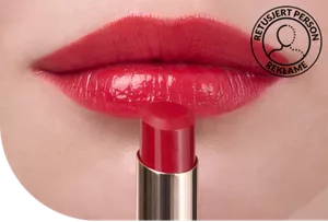 Nærbilde av lepper med Moisture Intense Lipstick i nyansen MI05 Cherry Red