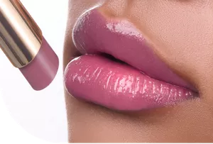 Primer plano de unos labios con Moisture Intense Lipstick en el tono MI08 Taupe Mauve