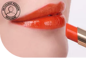 Nærbilde av lepper med Moisture Intense Lipstick i nyansen MI09 Juicy Orange