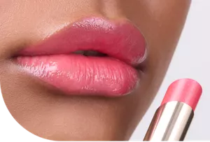 Primer plano de unos labios con Moisture Intense Lipstick en el tono MI10 Berry Pink