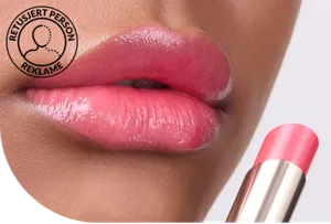 Nærbilde av lepper med Moisture Intense Lipstick i nyansen MI10 Berry Pink