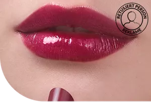 Nærbilde av lepper med Moisture Intense Lipstick i nyansen MI11 Deep Plum