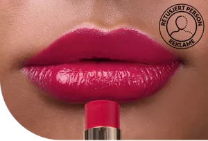 Nærbilde av lepper med Moisture Intense Lipstick i nyansen MI12 Cassis Red