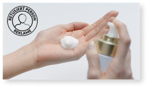 Micro Mousse Treatment påført i håndflaten, mens flasken holdes i høyre hånd