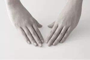 Zwei Hände mit der Handfläche nach unten, für den Beginne der Hautpflegeroutine bereit