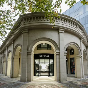 白い建物、SENSAIの旗艦店