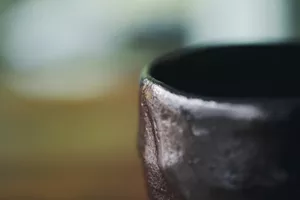木製の床に置かれた茶碗