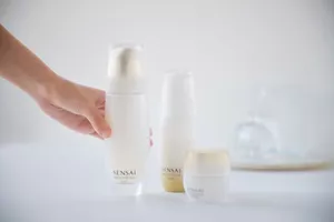 両手を手のひらを下に向け、スキンケアを始める準備が整っている