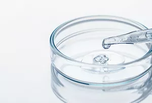 透明の液体を、スポイトでシャーレに垂らすイメージ。