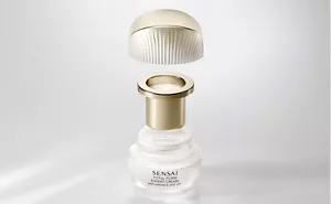 SENSAI商品の容器が、パーツ別に分解されている様子。