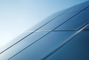 青空の下、太陽光パネルのイメージ。