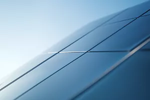 青空の下、太陽光パネルのイメージ。