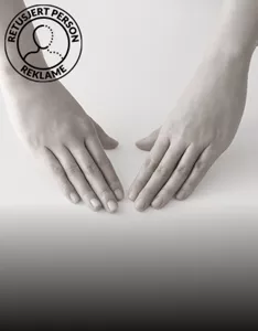 To hender med håndflatene ned, klare til å starte en hudpleierutine