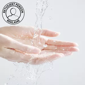 Skålformede hender fanger rennende vann