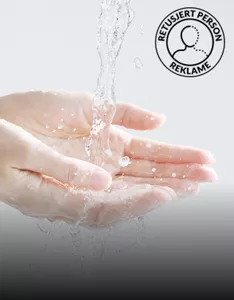 Skålformede hender fanger rennende vann