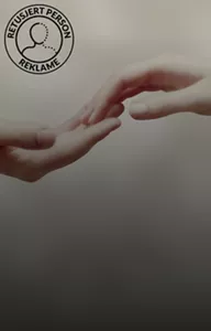 To hender som forsiktig berører hverandre i fingertuppene.