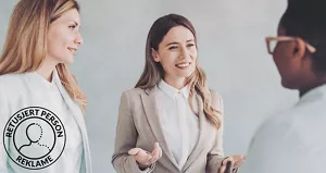 Tre profesjonelle som smiler og snakker sammen